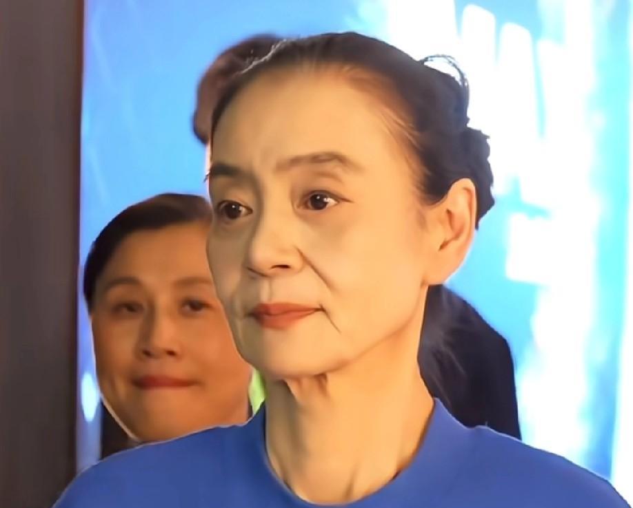 66岁的刘雪华，天生一双黑亮大眼睛，像戴了美瞳。她头骨生得特别好，年纪大了依然优