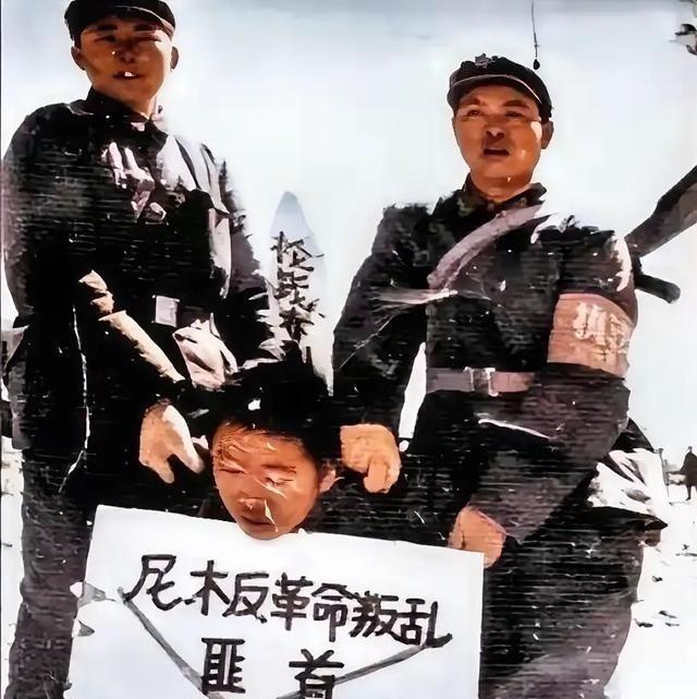 1970年初，西藏拉萨的寒风刺骨，赤列曲珍被押上刑场，她的身影在囚车上显得格外瘦