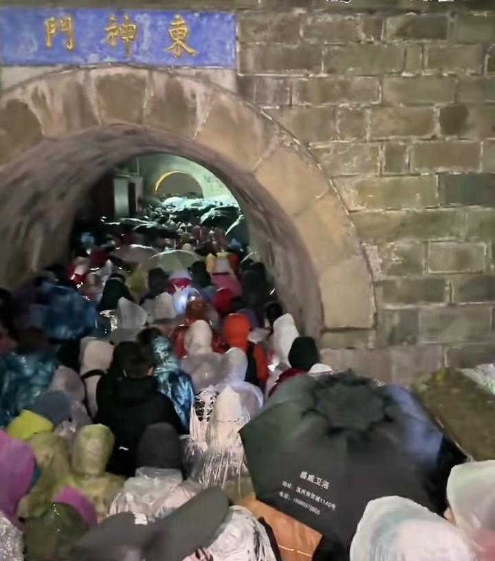 雨中登泰山！凌晨三点厕所挤满躲雨的人，100块租个折叠床