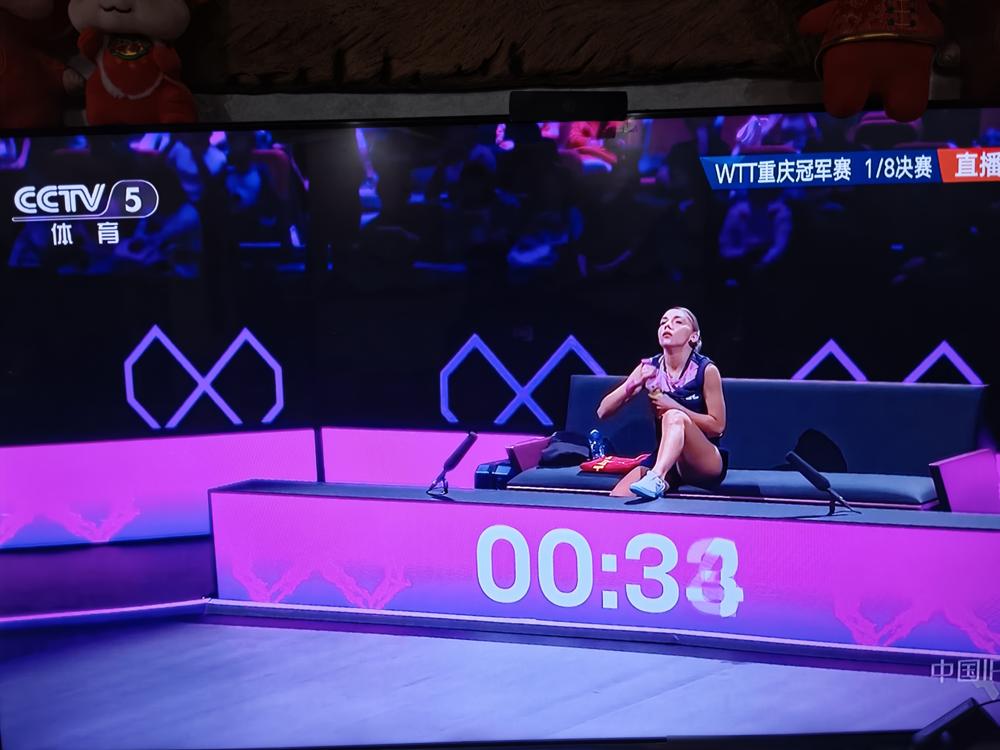 WTT暂停，她孤独坐着，教练呢？背后真相刺痛所有人！你看到她在WTT重庆赛