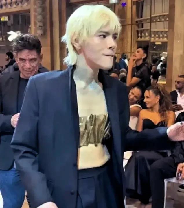 向佐估计后半辈子不会好过了！向佐这几日上热搜，原因是他欠何超琼旗下的娱乐场所1