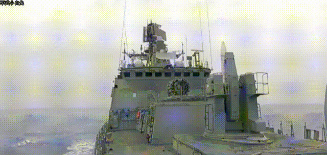 印度海军“施基利”舰空导弹实弹演练，成功击中靶标。