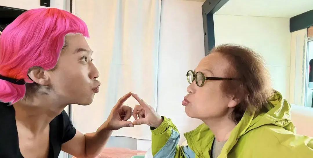 邓超母亲节“街拍”曝光：79岁邓妈妈才是人生赢家！母亲节当天，影帝邓超被偶遇陪