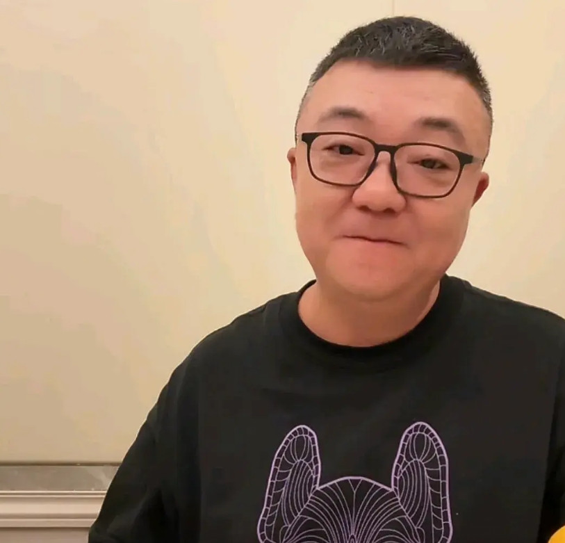 董路在直播间表示，国足新任主帅邵佳一其实有一个缺点。这个缺点就是他为人比较高傲