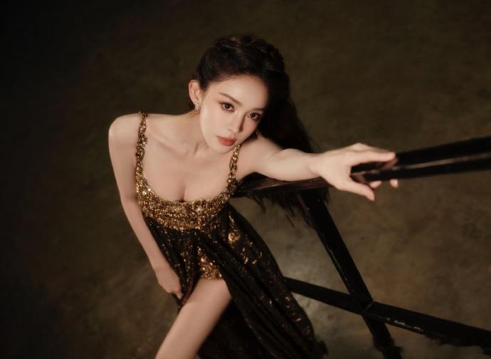 娜扎好懂事的风娜扎的腿好长啊娜扎的颜值稳定度真的没话说，不管是抓拍还是正式镜头，