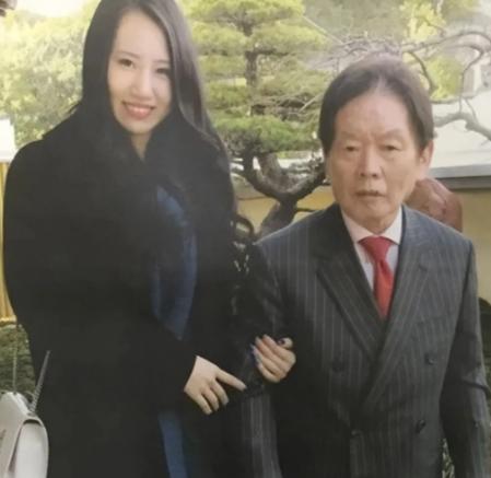 日本有个老男人，叫野崎幸助，一辈子砸了快2亿人民币，谈了4000个女人。有记者问