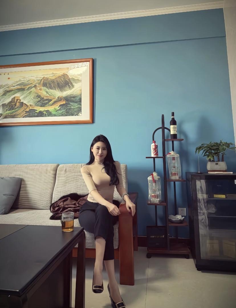 静谧时光在蓝色背景的客厅里，享受一杯茶和宁静的午后。落落大方的美