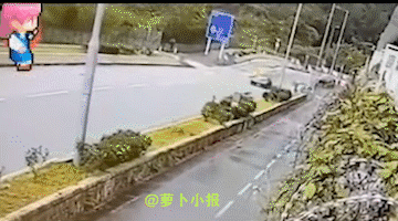 车撞了，两个青年小伙好像是走了。10月22日网友发布视频，原标题是“车撞人，人