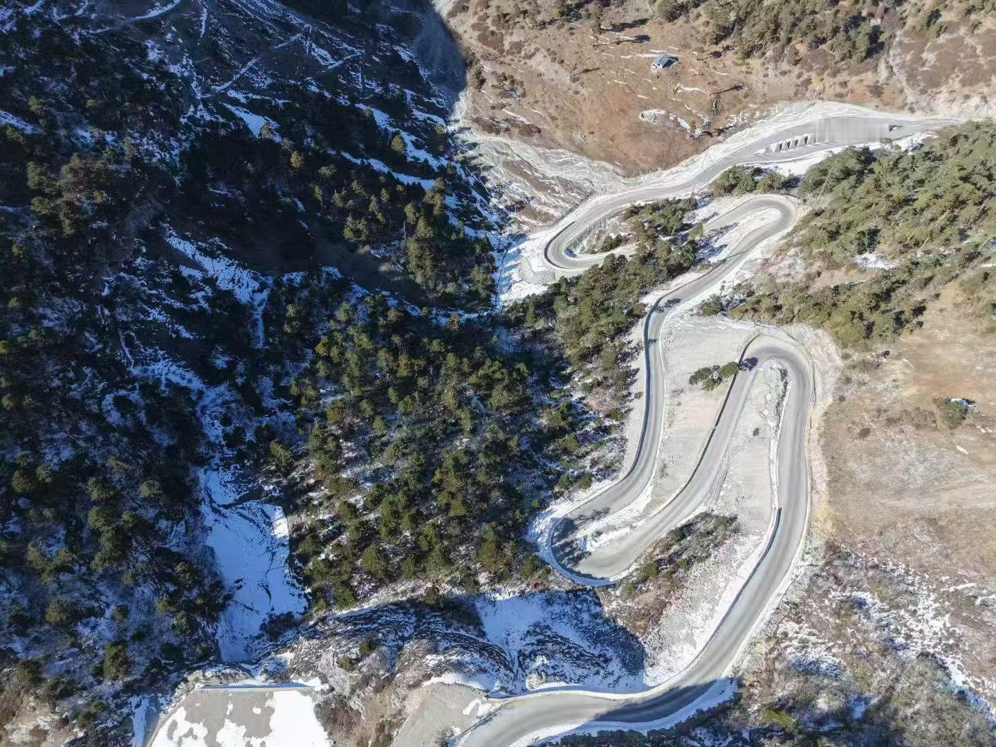 冬季到云南来旅居旅居迪庆雪遇香格里拉！沿着蜿蜒的盘山公路来到4000米海拔之上