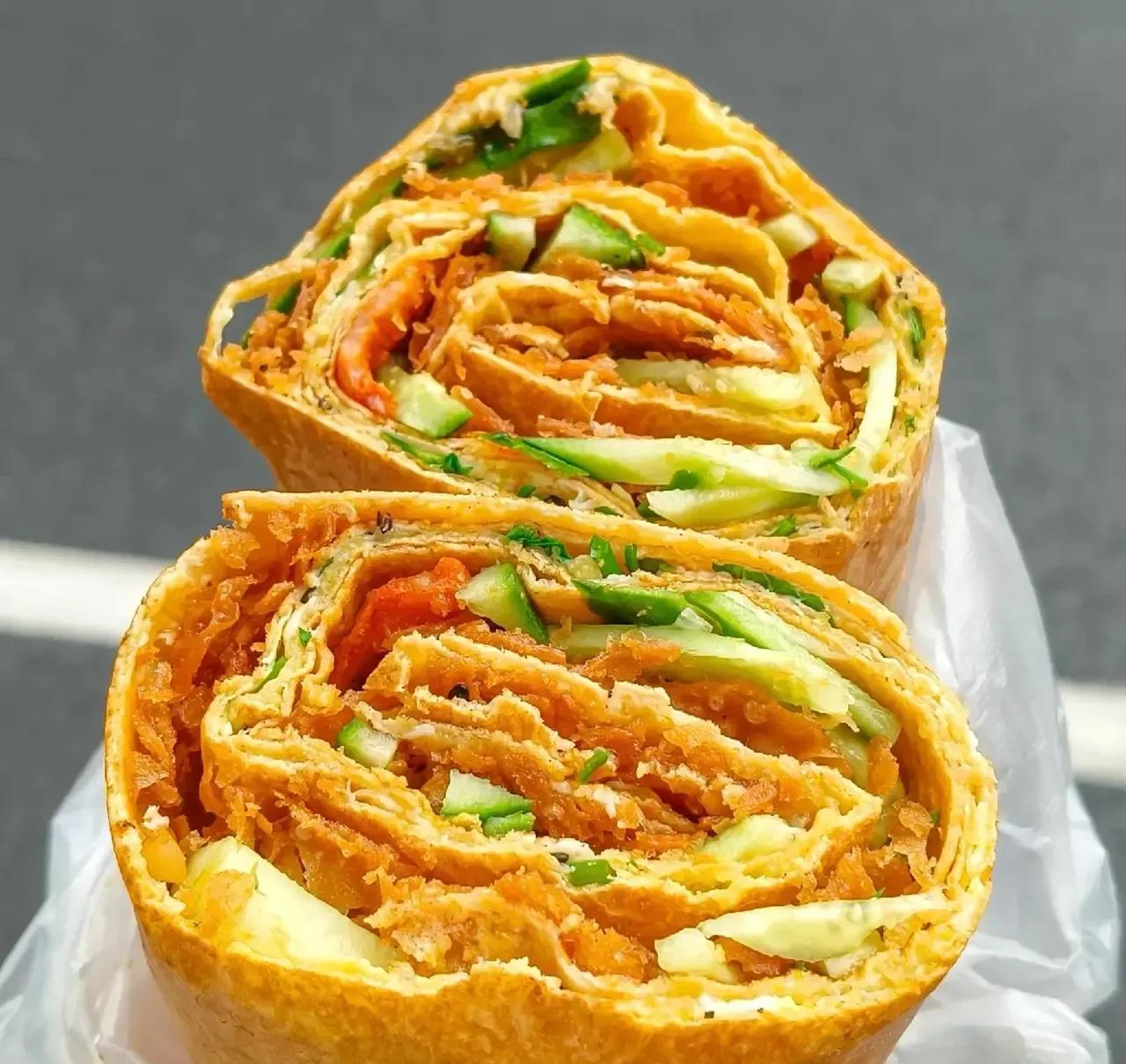 突然想吃煎饼了，正好中午也懒得做饭了，于是就到离家不远的小吃车摊张煎饼。可能我