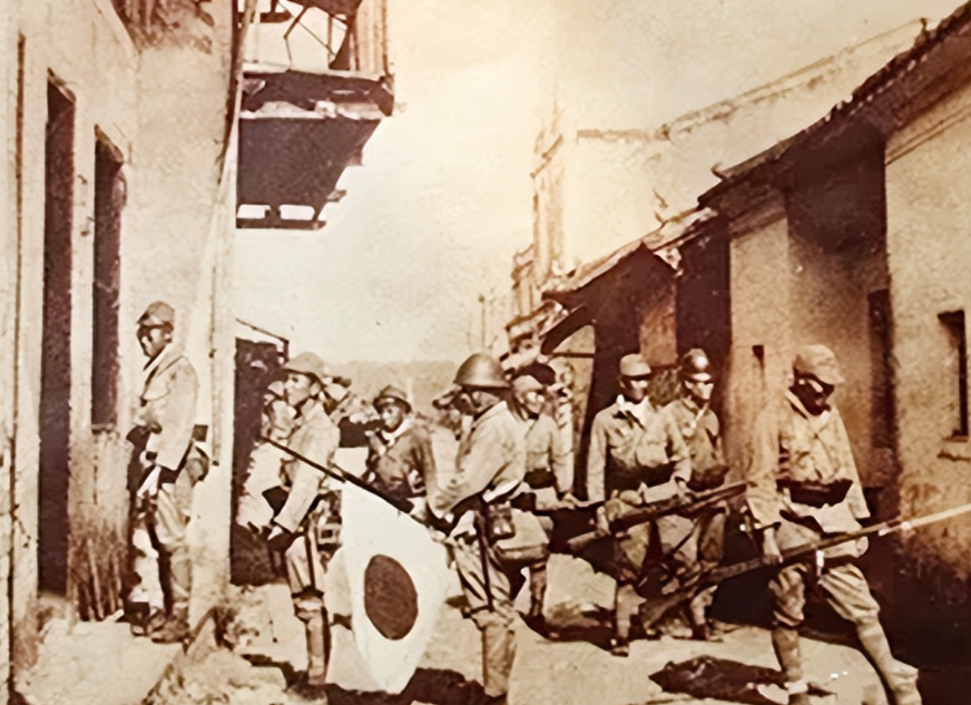 1942年3月，村民李三智正扶着犁在自家地里耕地。突然，远处进村的道路上出现了一