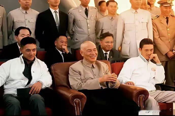 蒋介石和他的两个孙子蒋孝章和蒋孝武的合影，前排左边的是蒋孝勇，右边的是蒋孝武，中