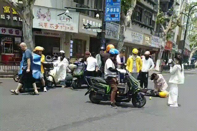 "上新华社了！"5月13日中午12点左右，杭州临平街头发生了一起牵动全网的暖心事