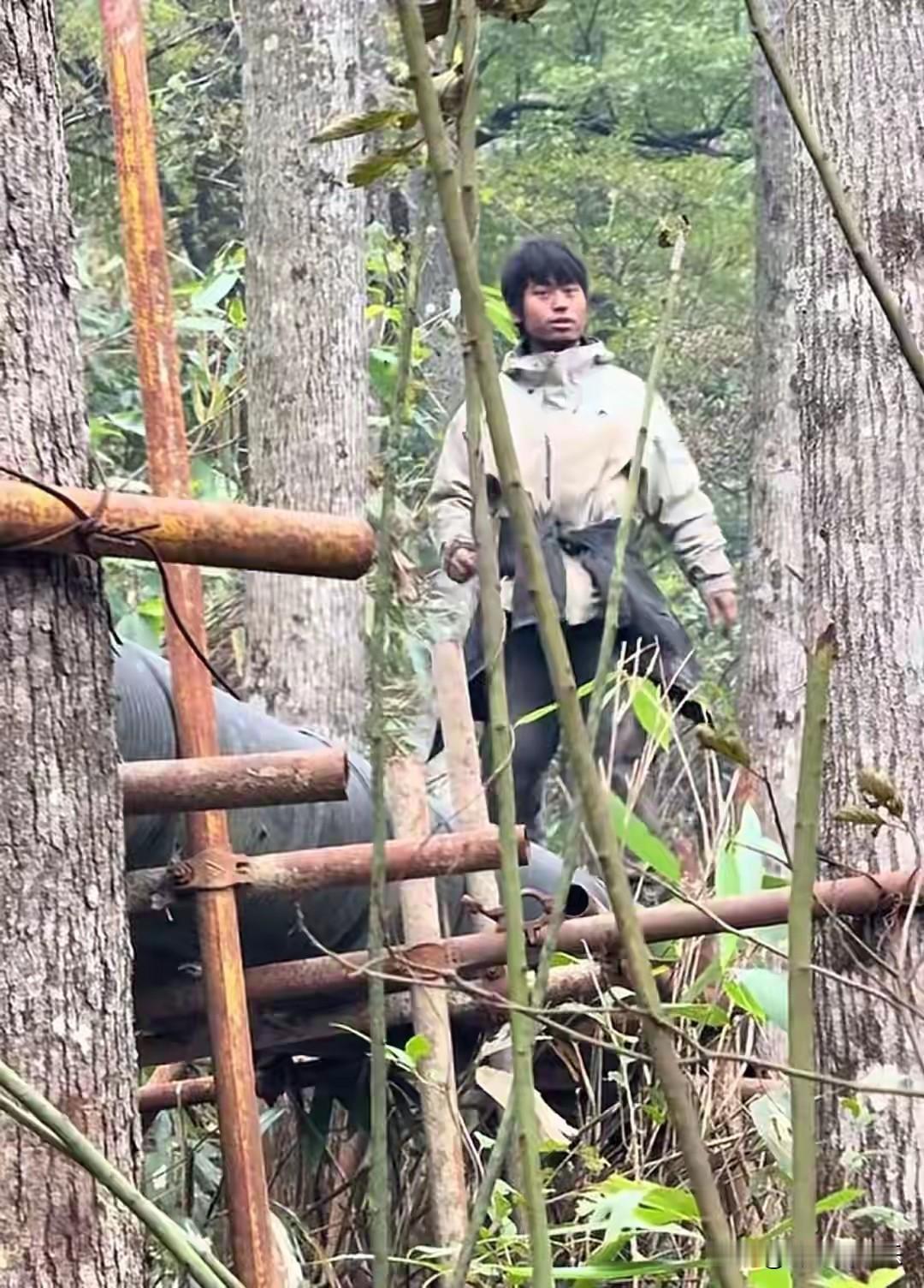 在张家界七星山荒野求生赛场上，当100名选手因极端环境与资源匮乏锐减至18人时，