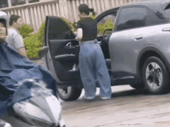 福建小学门口挨保安扇耳光的小姐姐到底冤不冤？还得请专业的律师来解读，但是作为普通