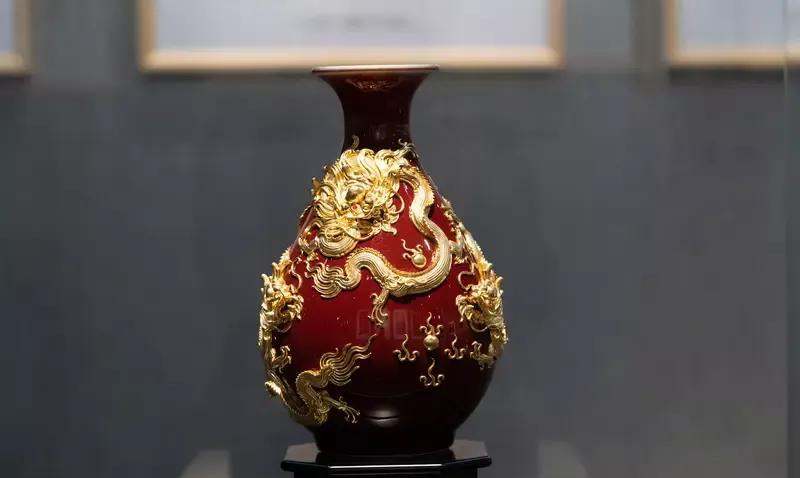 见过橘皮黄釉的汝窑，那可真是一场视觉盛宴！就说宋代汝窑黄釉罐，它刻着两层莲瓣纹，