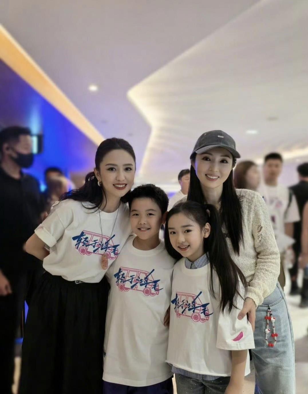 佟丽娅与董璇这对好姐妹的情谊，从孩子们的互动中尽显温暖！近日，董璇的女儿小酒窝甜