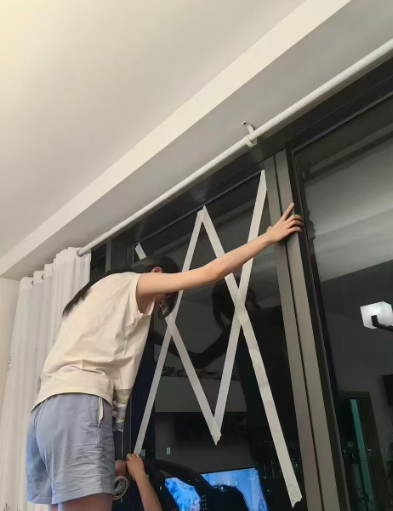 港星李若彤连夜防台风！桦加沙要来了，这次连港星李若彤都被吓到，全家出动连夜贴窗