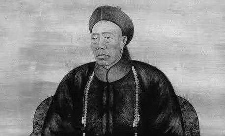 李莲芜进宫头一天，李莲英跪在慈禧床前偷偷打听："奴才那妹妹年纪小，没见过世面，万