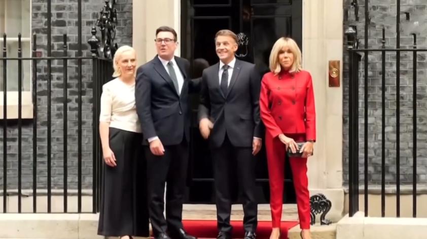马克龙携夫人和英国新首相会晤！最近几天，法国总统马克龙携带夫人布里吉特在英国访