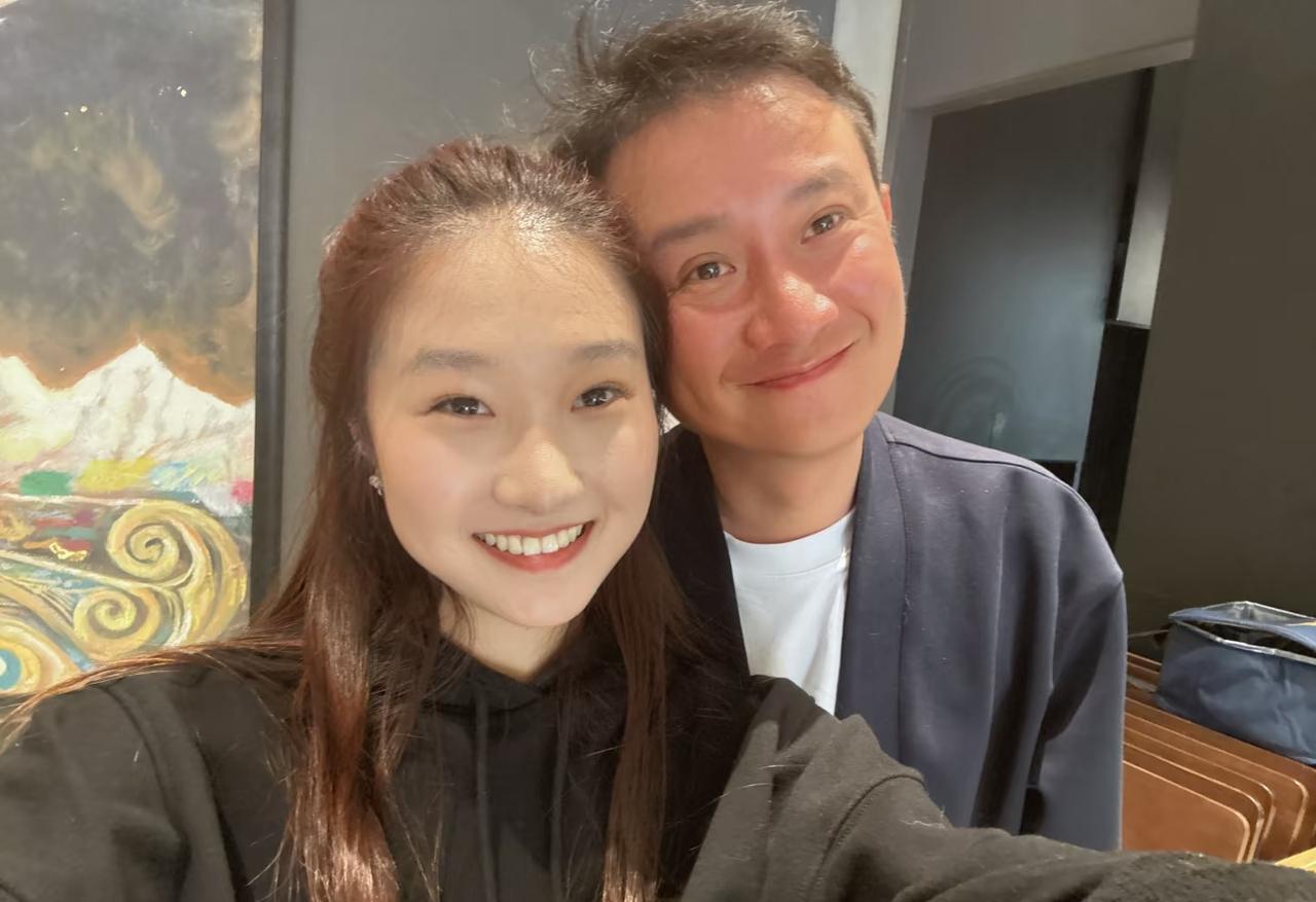 文章和马伊琍的大女儿文爱马晒出和爸爸的合影，父女俩合影时头挨着头十分有爱。看