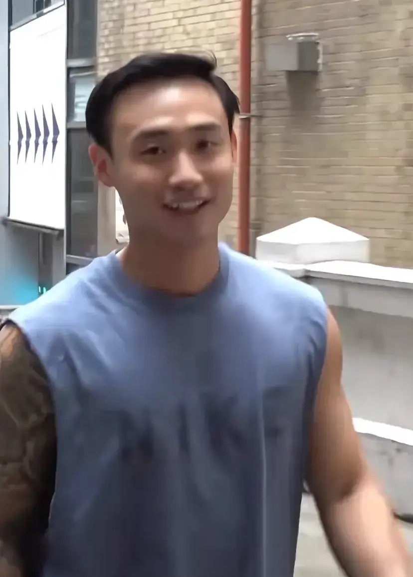 阿sa老公街头被偶遇，面相看着很面善很阳光，还有几分神似郑中基