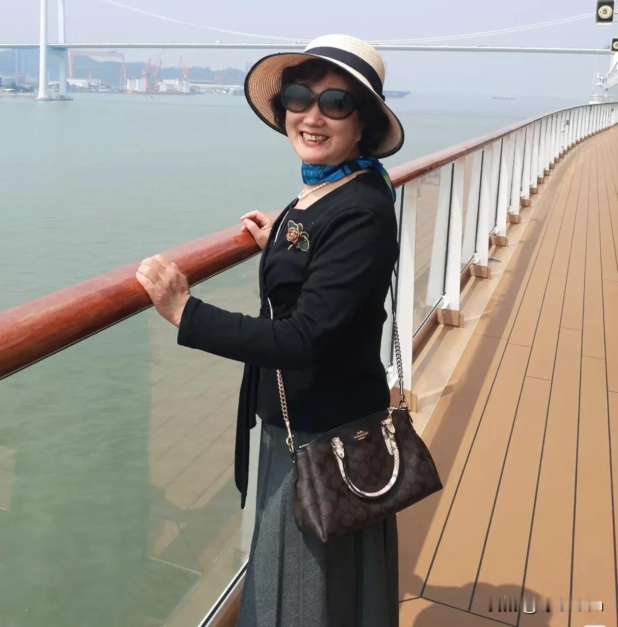 一个女朋友退休了。她的退休生活让我不敢恭维。早上赖床8点半，也不给老公和女儿