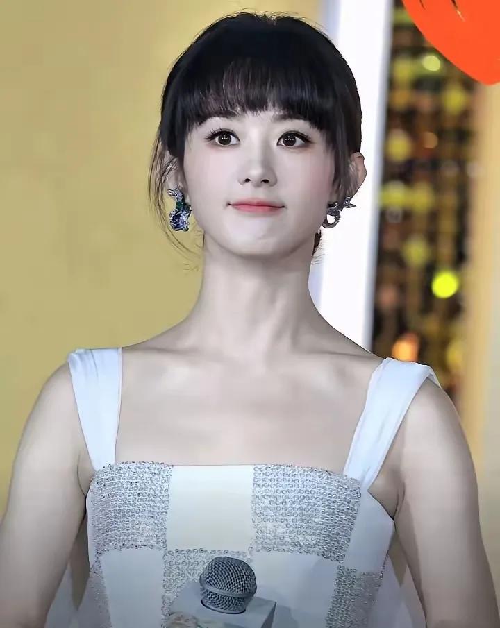 一瞬间，我也不知道哪个是真赵丽颖。近日，赵丽颖除了在谭松韵的逍遥里演了个仙君，