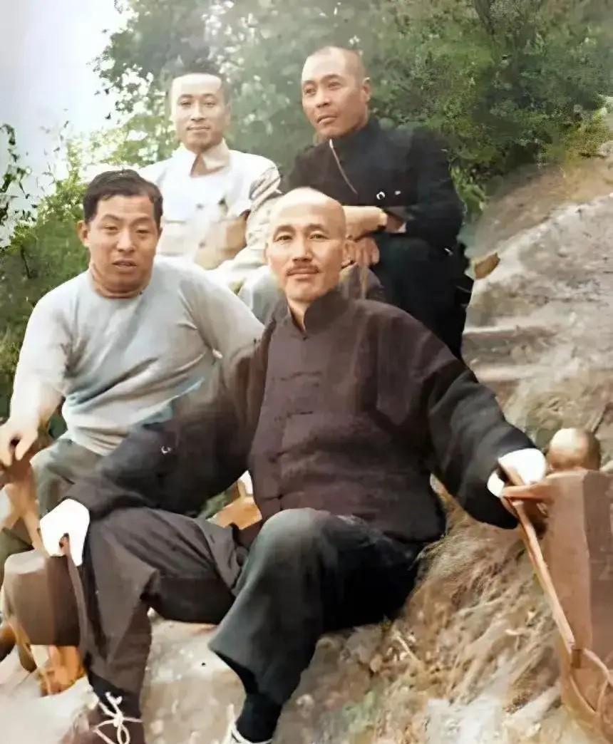 1936年，华山苍龙岭，张学良陪同蒋校长爬山小憩时的合影，身后是校长的两位贴身侍
