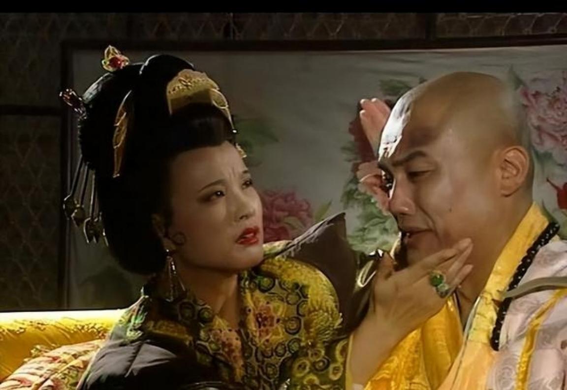 695年，72岁的武则天传32岁的薛怀义进宫侍寝。没曾想当薛怀义解开武则天的龙袍