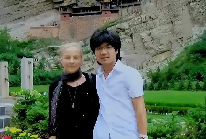 2008年，28岁的北京独生子不顾家人反对，娶50岁的德国女人为妻，母亲得知后气