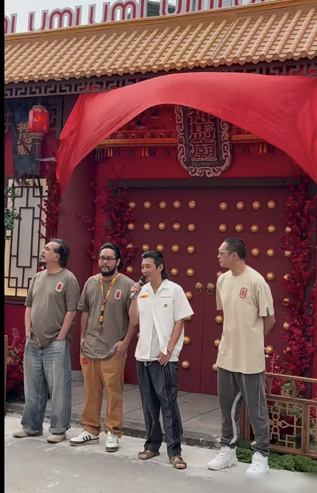 陈冠希昨天直播，满屏弹幕都在刷赵本山。他凑近镜头，指着自己的法令纹笑：本山冠希联名款，现在很值钱的。