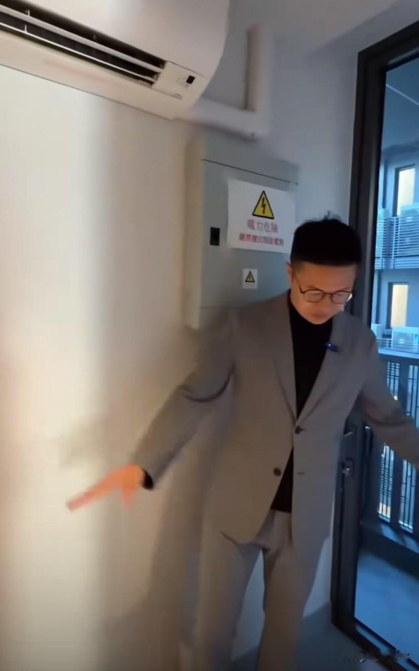 在香港100万就能买到这样一套房子，通风采光都很好，有阳台，有独立干湿分离的卫生