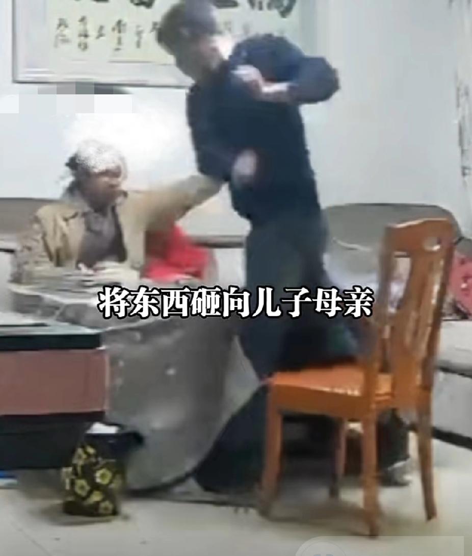 这就是她养儿子的意义！一家三口坐着聊天，丈夫突然发疯摔东西，儿子第一反应把母亲护