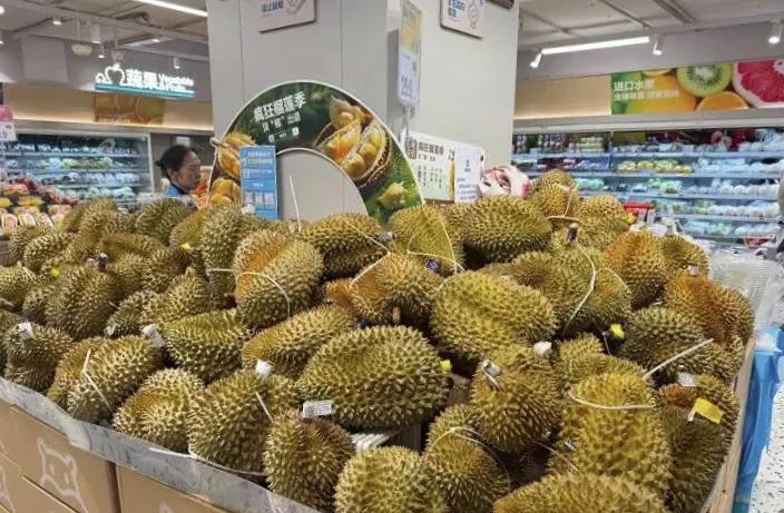 榴莲价格暴跌只是开始，本来就是平民的水果，非要贴上贵族的标签，结果只能反噬了自己