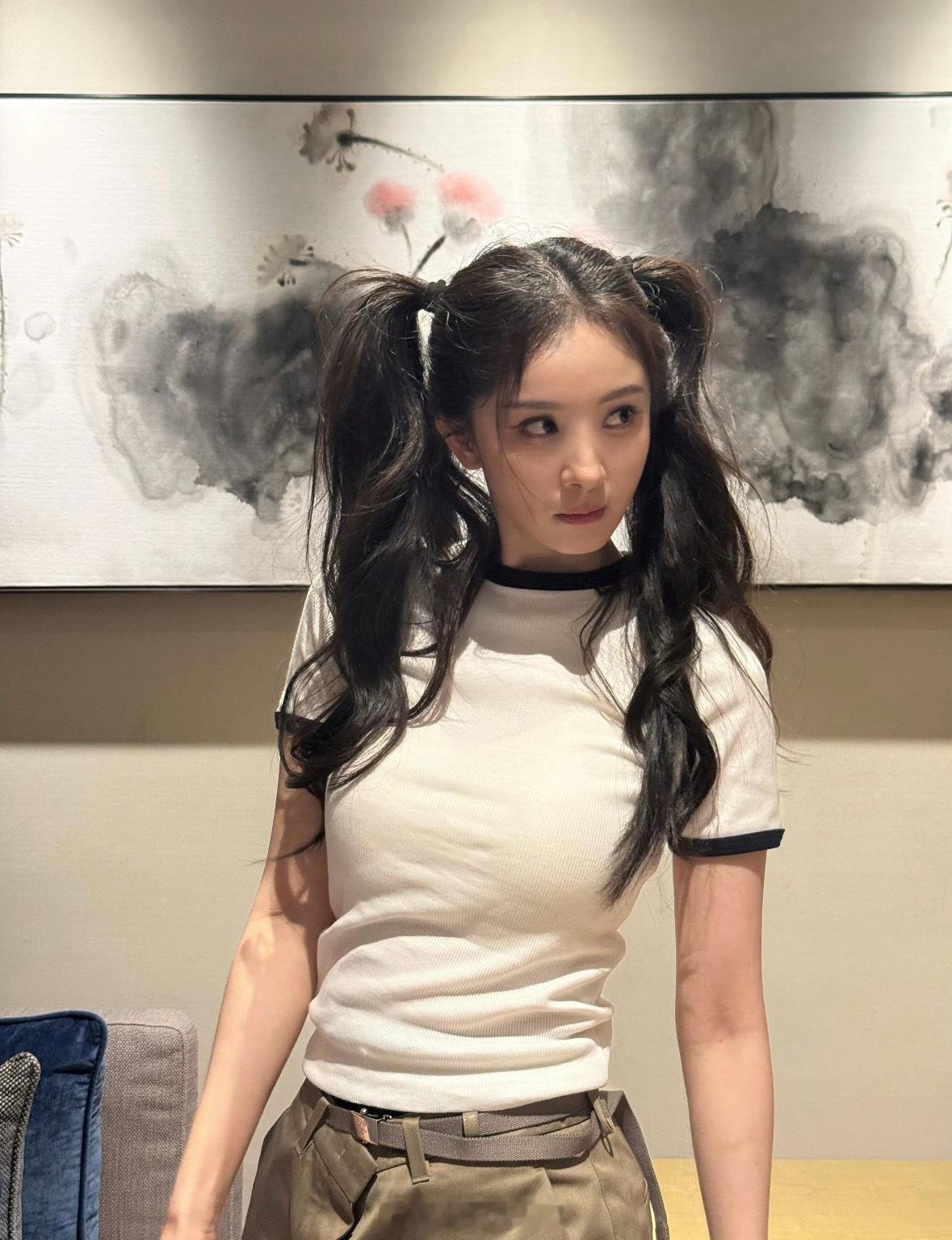 杨幂白色长袖叠搭粉色吊带裙层次感满分，发夹随意的夹上，松弛感拉满​​​