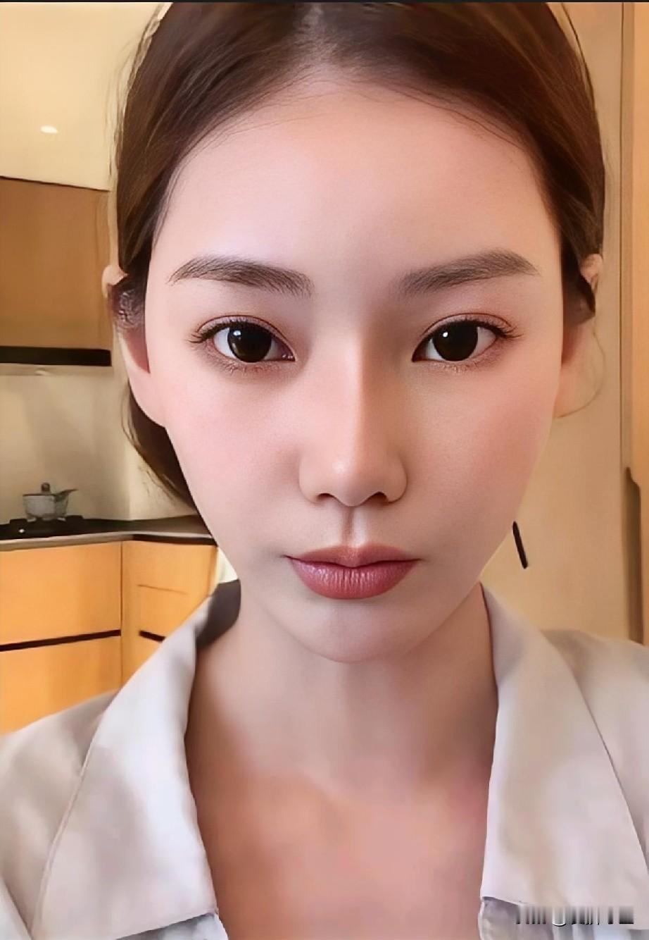 今天下午小菲和筱梅在家边吃烤肉边聊箖箖和玥儿回北京上学的事。之前筱梅直播时就回应