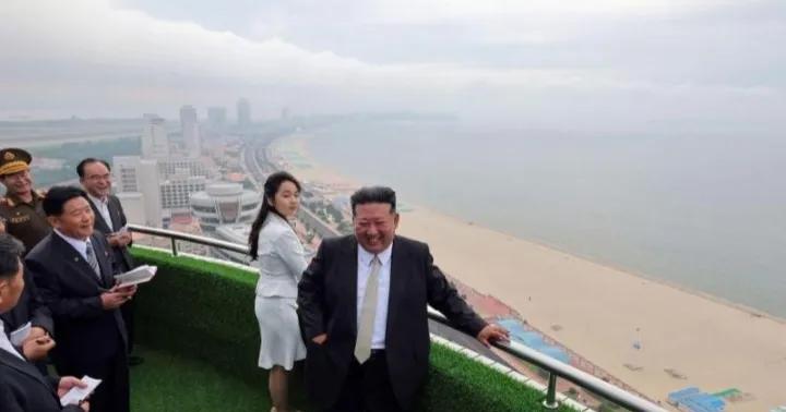 图片说明：金正恩和女儿金珠爱出席元山葛麻海岸旅游区的盛大落成典礼。朝鲜称这个旅游