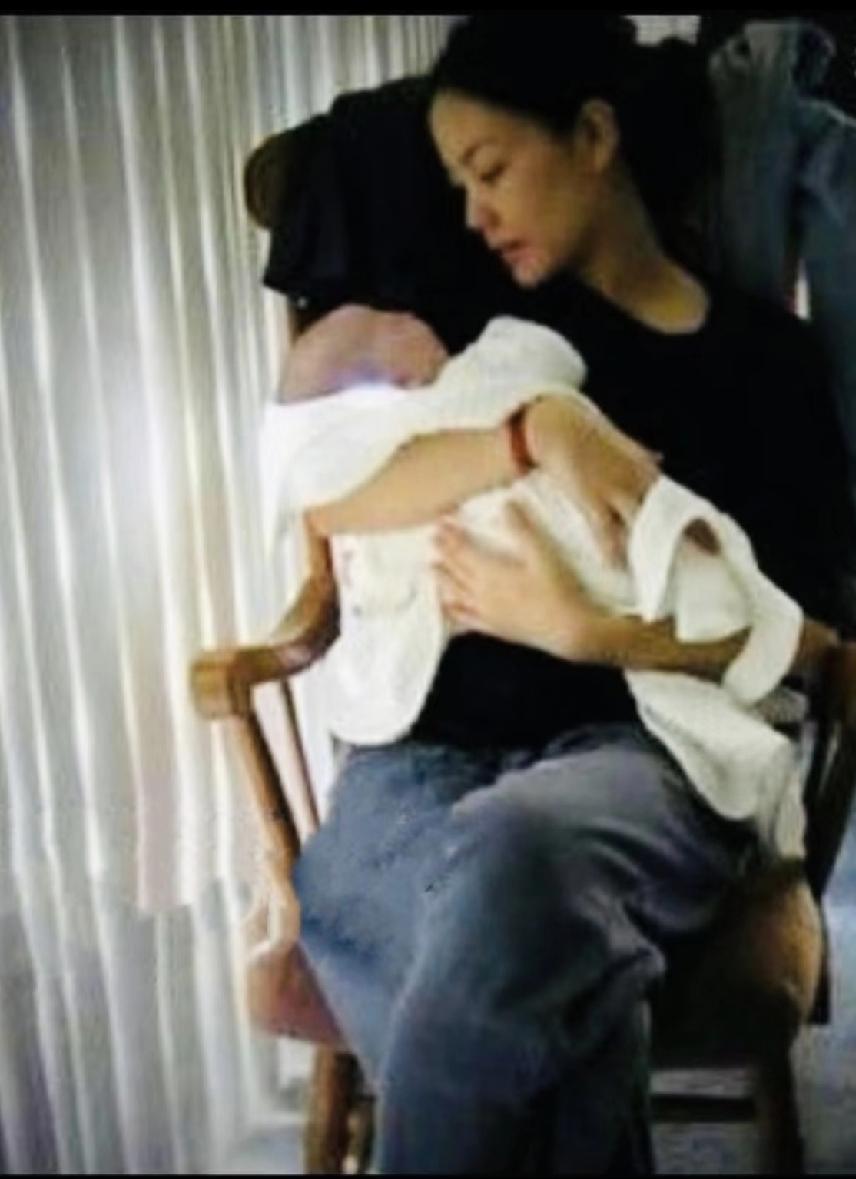 那时的王菲和李亚鹏还在一起。在爸爸和妈妈的眼里，都是他们的可爱小天使李嫣。李