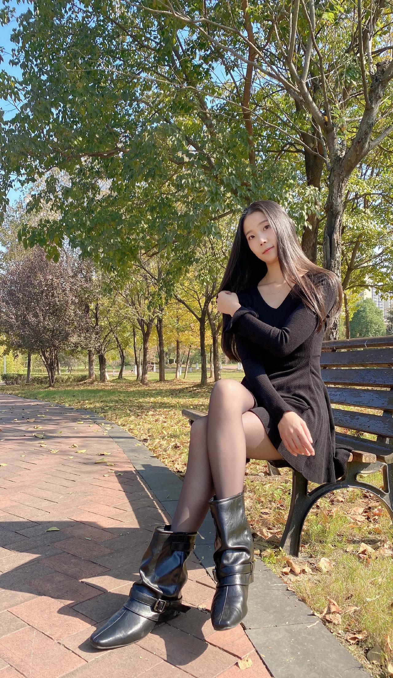 黑色修身连衣裙+伞裙摆设计，既显身形曲线，又带点灵动甜美元素；长袖款式适配秋日温