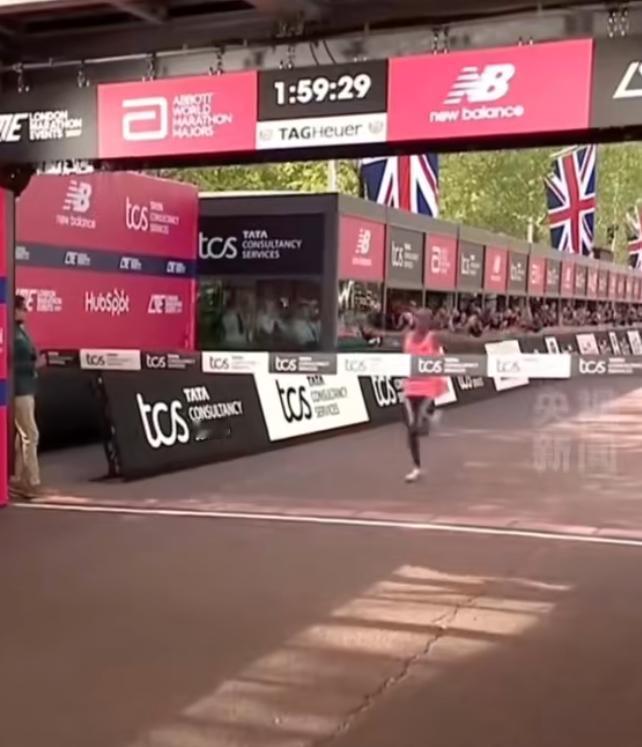 肯尼亚人把人类马拉松直接干进了1小时59分！2小时这道天花板，就这么被踩碎了。