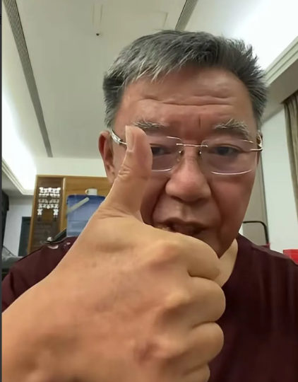 演员李立群称手机被偷了，新手机是从内地买的还没收到，翻看旧手机时，才得知杨少华老