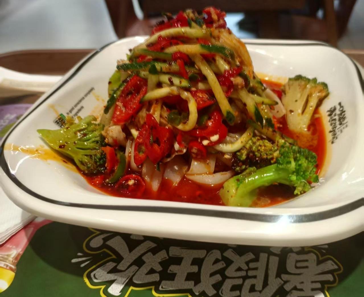 魏家凉皮一碗凉皮卖十二块钱，真的很贵吗？能问出这句话的朋友，一定是经常吃凉皮的。
