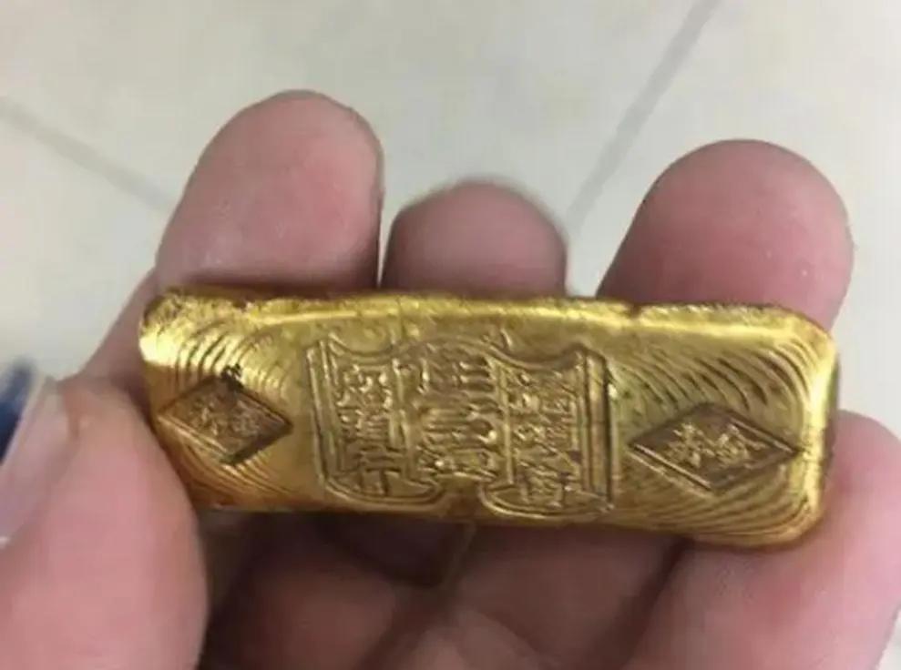 1980年秋，山西老农杨大爷揣着个布包走进公社银行，补丁摞补丁的棉袄蹭过柜台，他