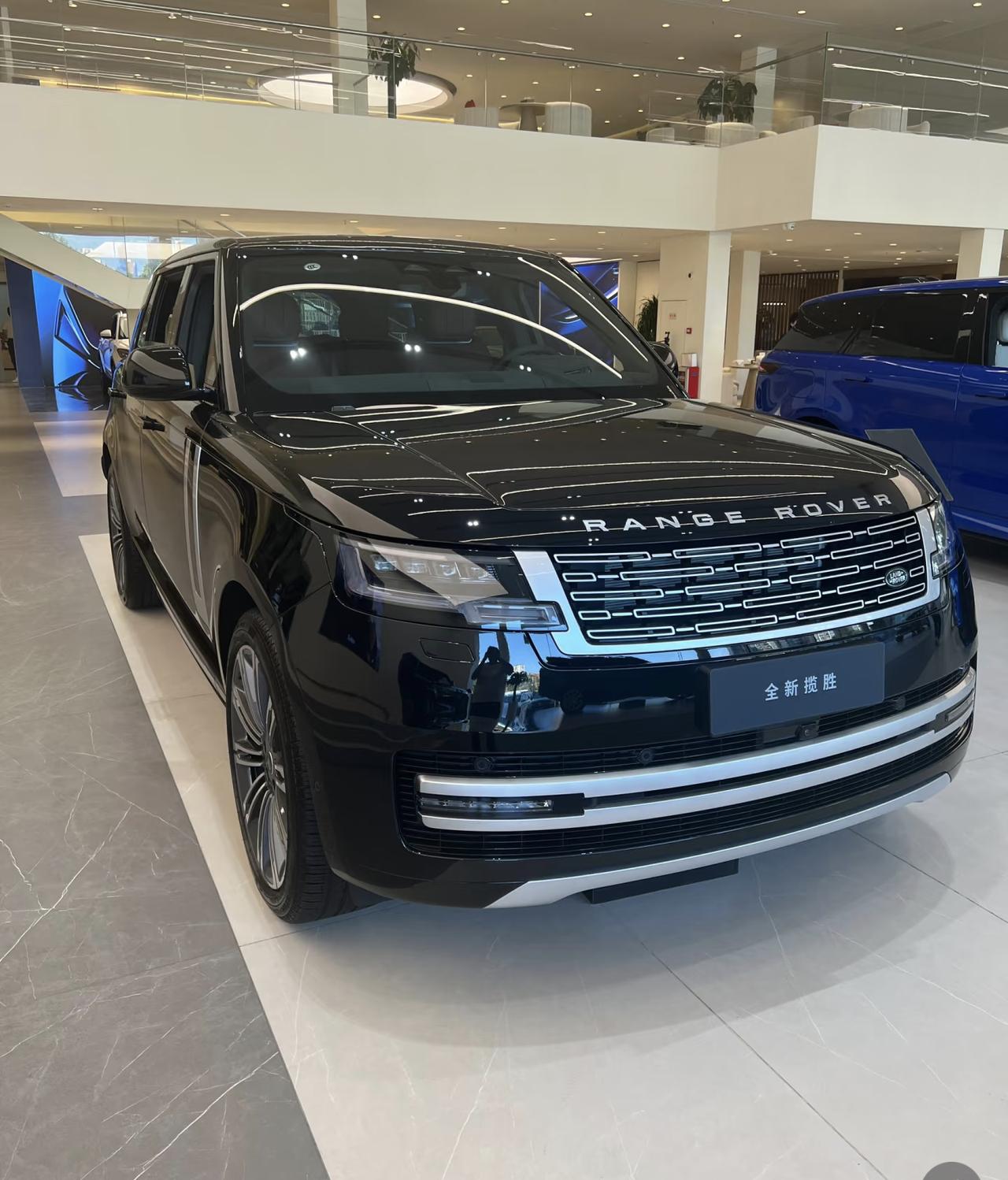 路虎揽胜的性能配置，诠释了“豪华全地形SUV的终极形态”，将无可挑剔的奢华舒适