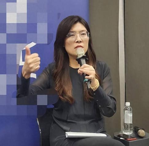 国民党窝里斗！郑丽文面临内忧外患，发出求救！郑丽文的日子不好过。绿营