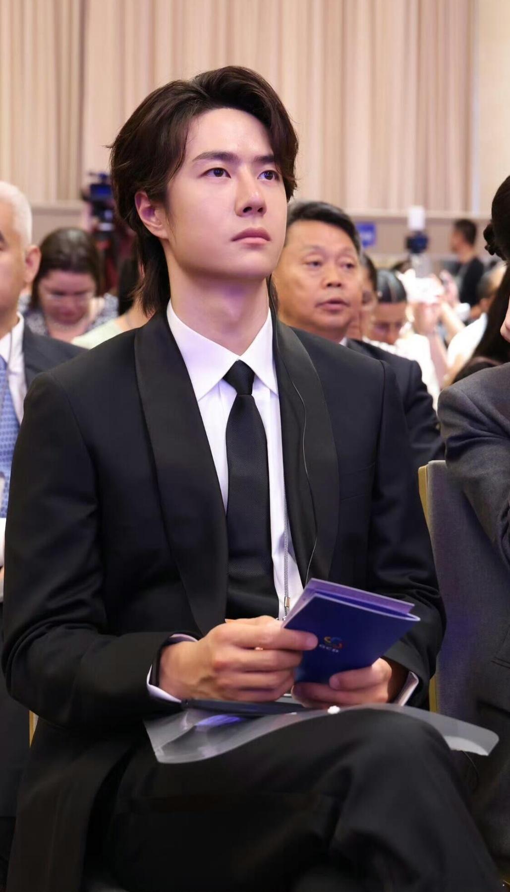 一博参加全球文明对话部长级会议还有新图！！神呐这也太帅了😖