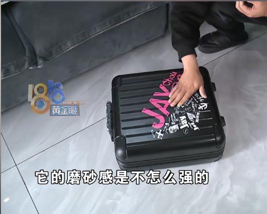 “周杰伦假唱片！”李先生为了支持偶像，花7500元在网店预购了14张绝版黑胶唱片