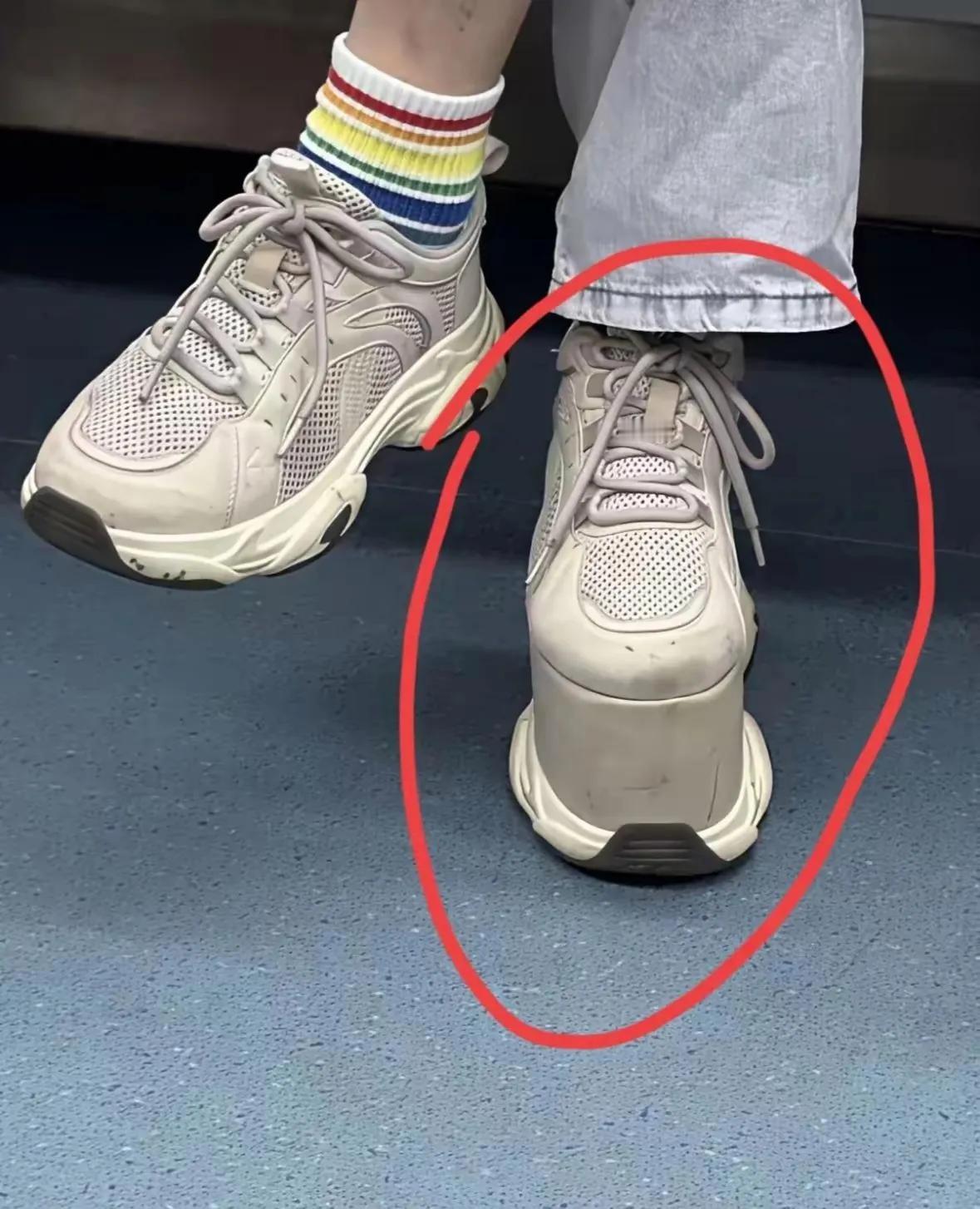 坐地铁看到一位先生，鞋底一高一低，莫名的惊诧。因的我们正常人的鞋底都是平的，或者