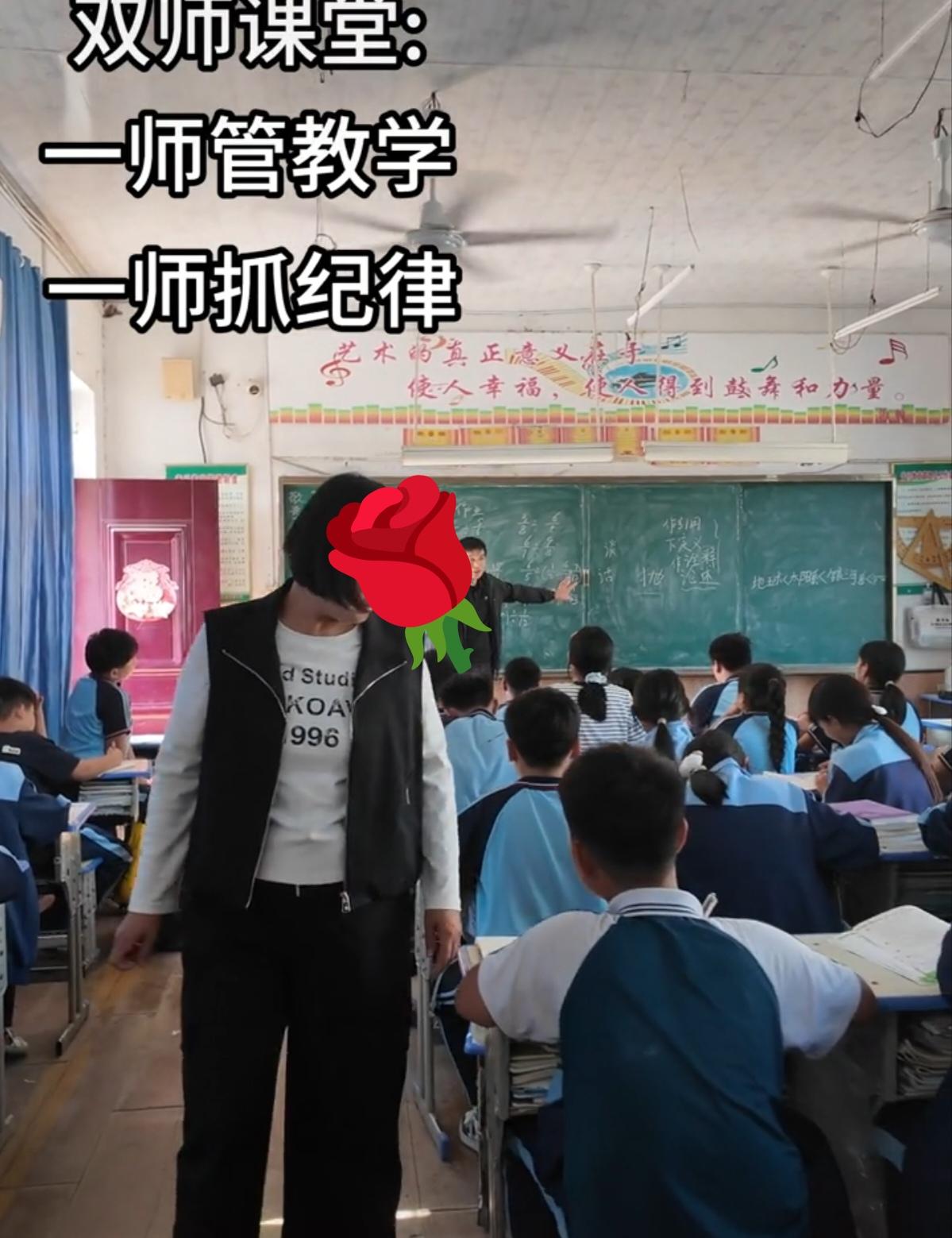对这种教学方式，评论区清一色的反对啊！只见老师在讲课，所有学生坐得板正，班主任